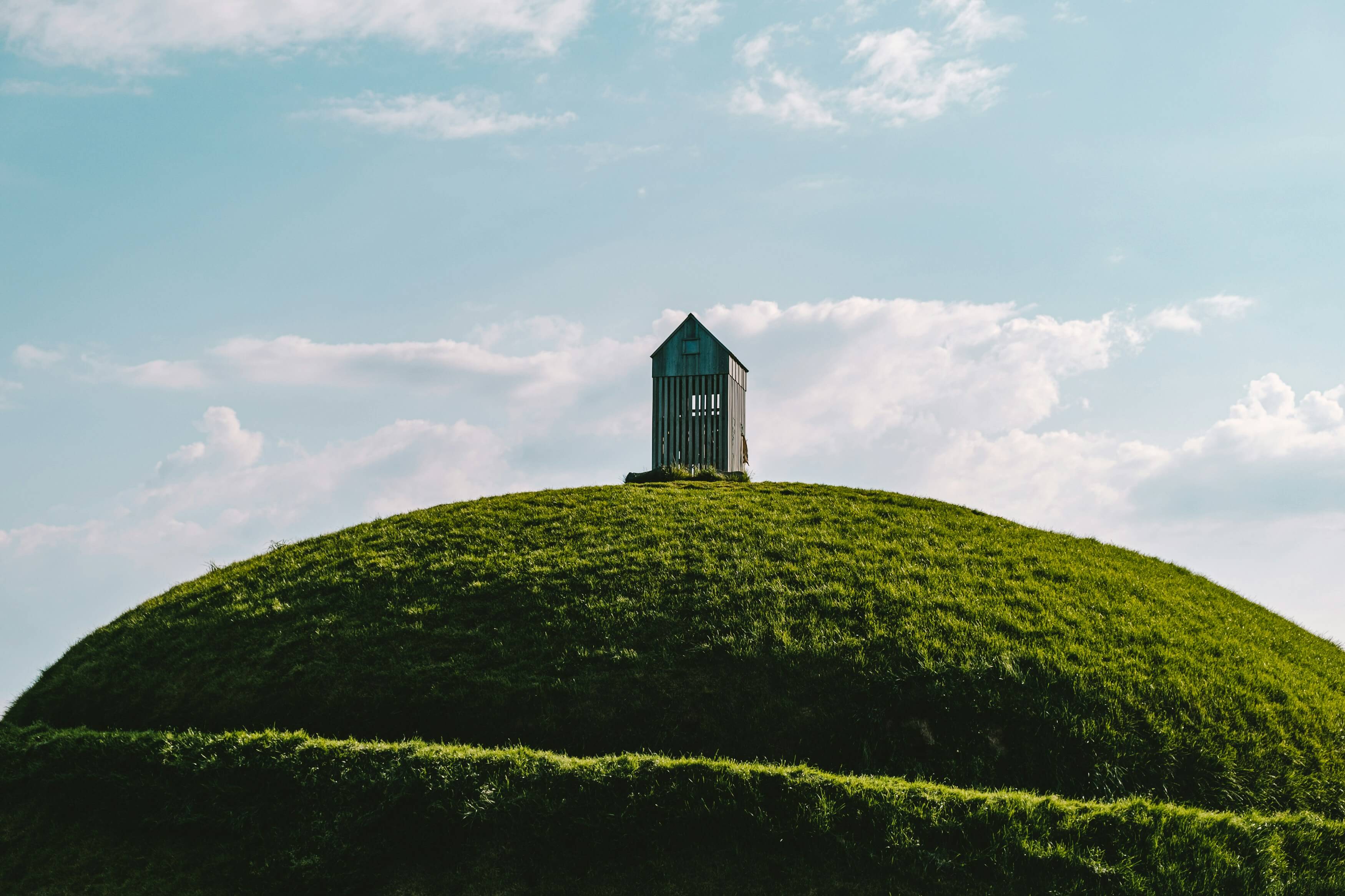 Colina verde de Thufa en la costa de Reykjavik, Islandia